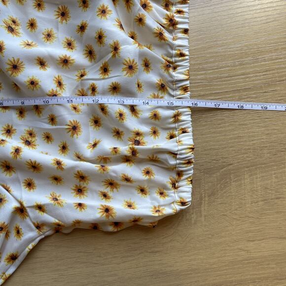 NWT WeWoreWhat x Revolve Daisy Flower Billow Sleeve Crop Top Women's Size Large - Picture 8 of 8